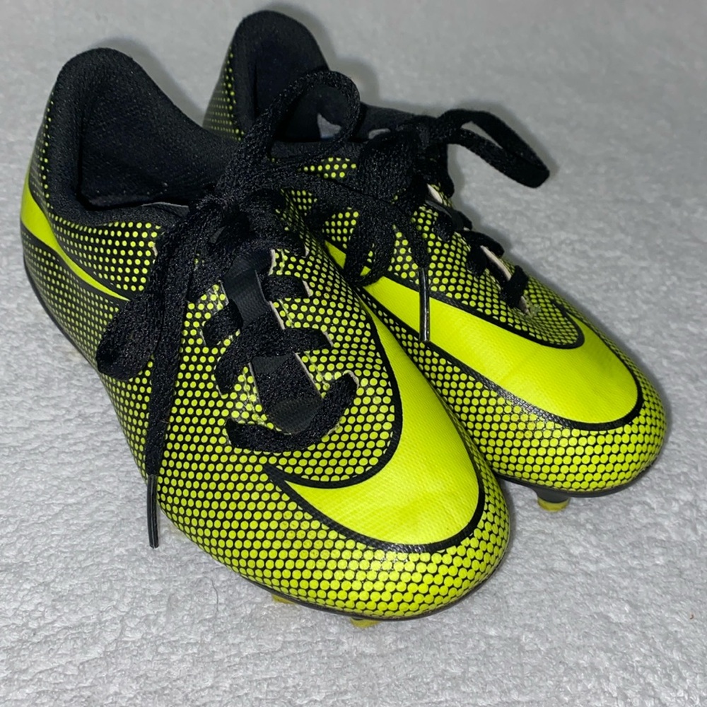 Nike Bravata 2 Size 13C Neon yellow And Black Kids Soccer Cleats 844442 10c